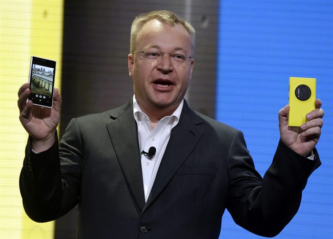 Stephen Elop displaying Nokia's Lumia 1020 during an event in New York.
