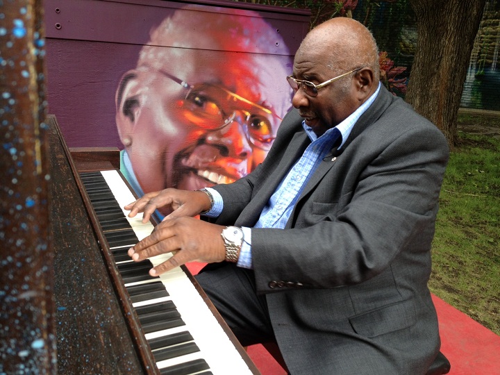 Jazz pianist Oliver Jones