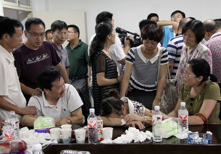 This picture taken on July 7, 2013 shows family members of Wang Linjia, one of the two teenage girls killed after a South Korean passenger jet crashed at San Francisco airport, grieving after they heard the news, in Jiangshan, east China's Zhejiang province. 