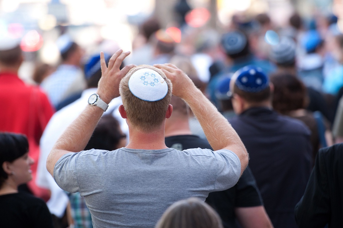 The newspaper report published today says the PQ government is set to prevent employees in public institutions like schools and hospitals from wearing religious symbols such as turbans, niqabs, kippahs, hijabs and highly visible crucifixes.