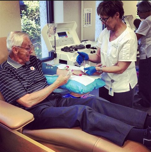 Calgary senior gives 1,000th blood donation - image