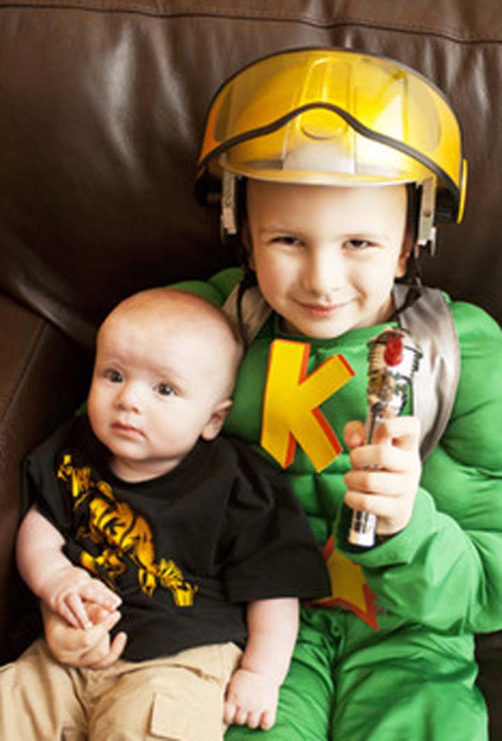 Keian Blundell [right] and his baby brother Joren.