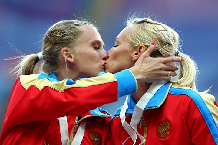 Gold medalist Tatyana Firova and Kseniya Ryzhova of Russia kiss on the podium during the medal ceremony for the Women's 4x400 metres Relay during Day Eight of the 14th IAAF World Athletics Championships Moscow 2013 at Luzhniki Stadium on August 17, 2013 in Moscow, Russia.