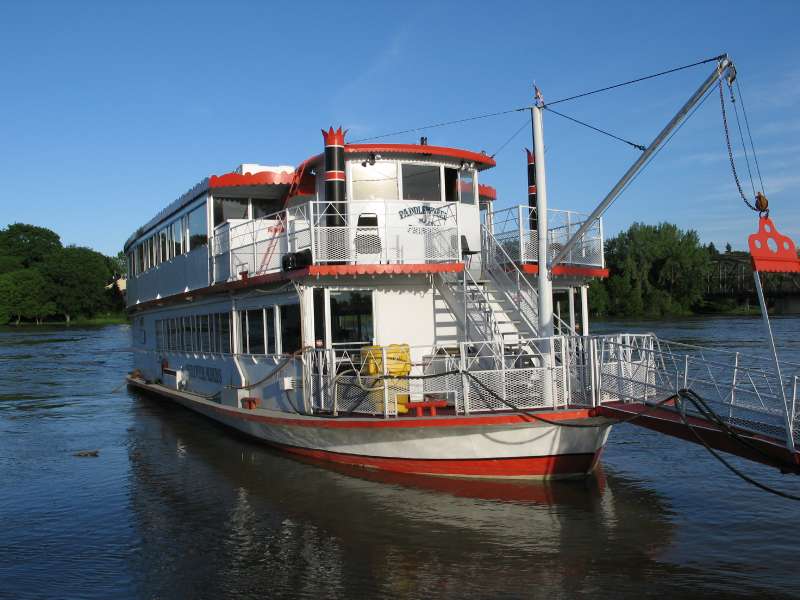 Paddlewheel Princess before the fire.