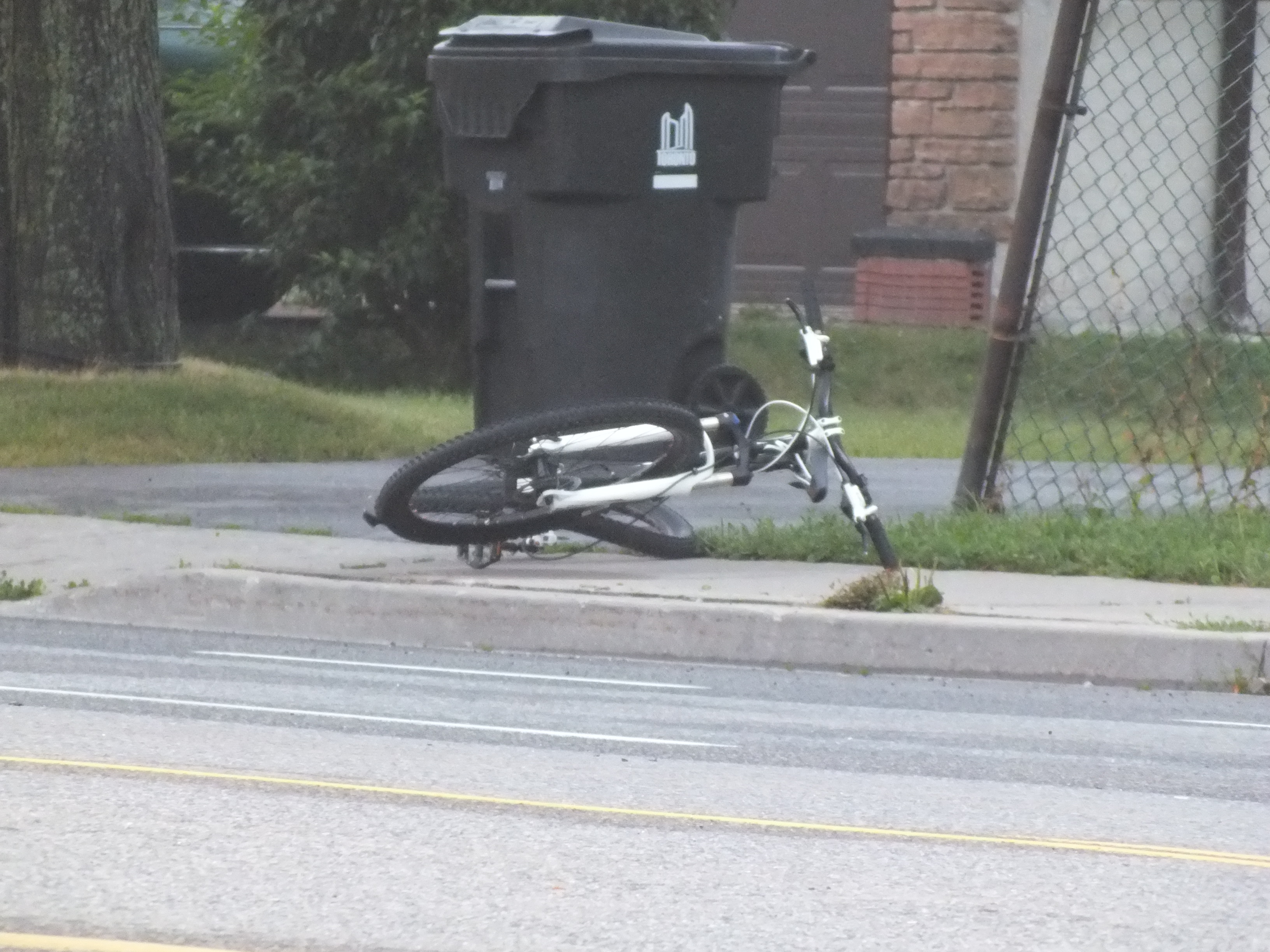 WATCH: Cyclist struck by vehicle in Scarborough - Toronto | Globalnews.ca