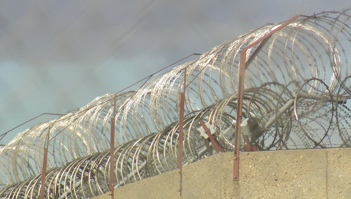 Служителите на корекциите казаха че са конфискували контрабанда на стойност