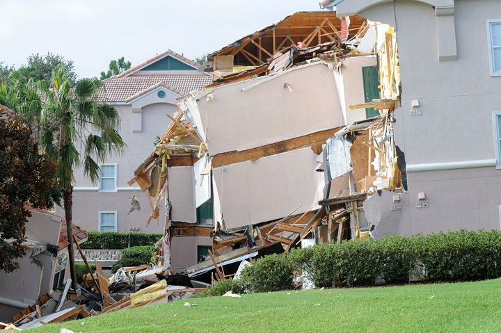 Gallery: Sinkhole at resort villa in Florida | Globalnews.ca