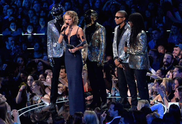 Justin Timberlake soars, Miley Cyrus startles at MTV VMAs