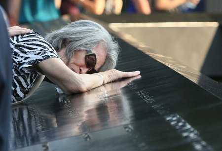 20 powerful and heartbreaking images as thousands mark 12th anniversary ...