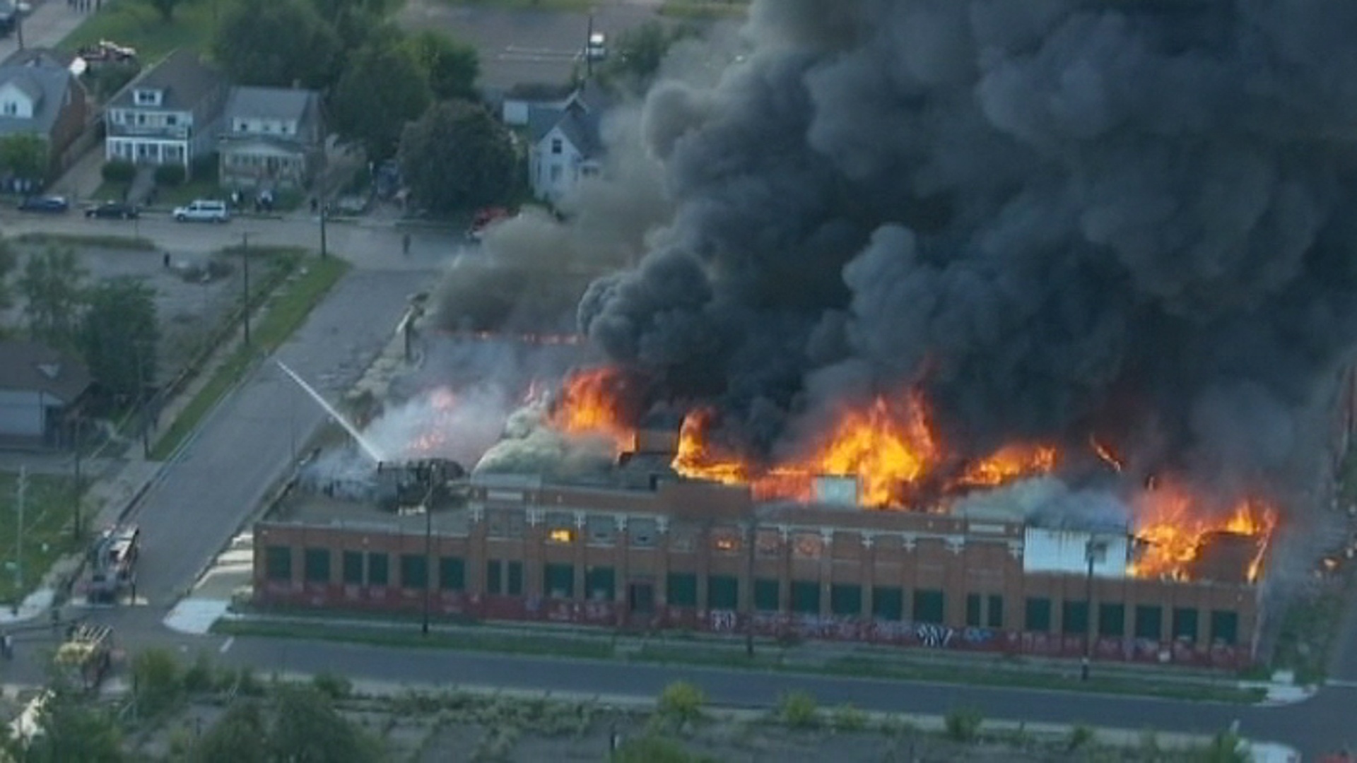 Watch: Detroit building engulfed in massive fire - National | Globalnews.ca