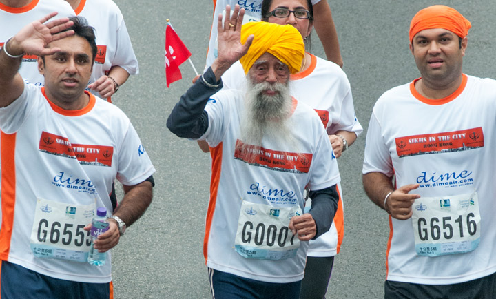 Фауджа Сингх роден в Индия бегач наречен сюжетно торпедо за