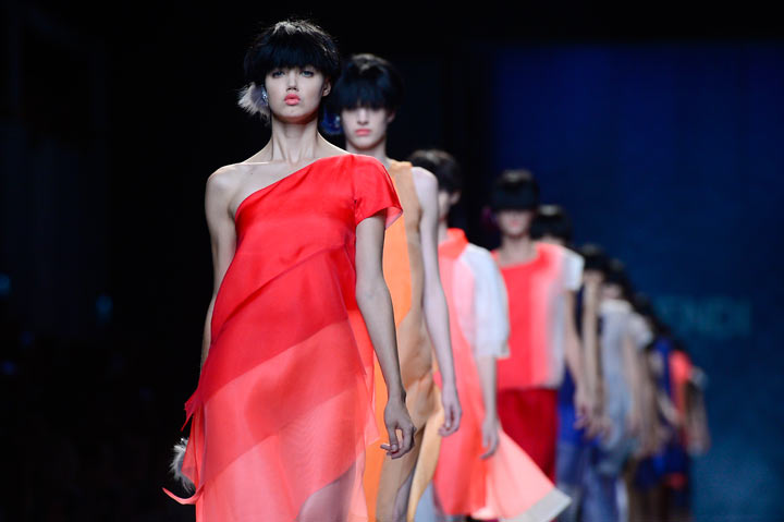 US model Lindsey Wixson presents a creation for fashion house Fendi as part of the spring/summer 2014 ready-to-wear collections during the fashion week in Milan on September 19, 2013.