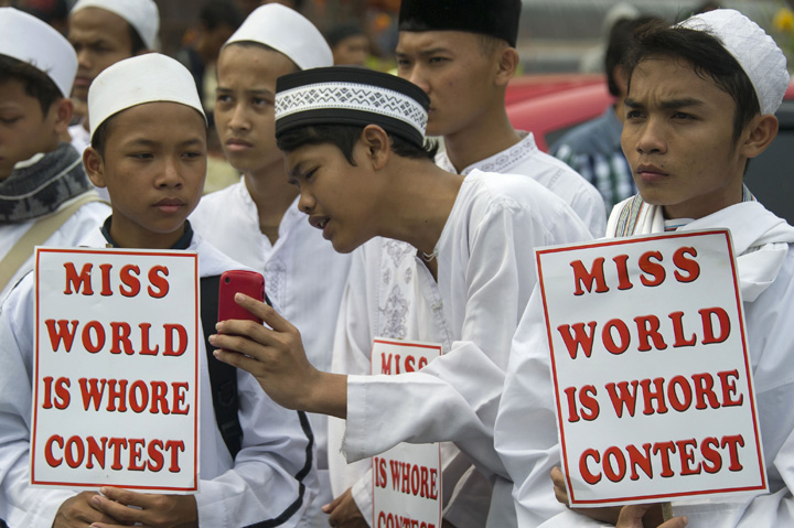 Members of a hardline Indonesian Muslim group stage an anti-Miss World beauty pageant rally in Jakarta on September 14, 2013. 