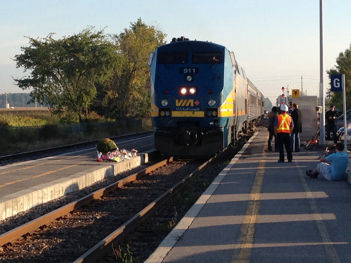 Sept. 20, 2013: A Via Rail train moves past a memorial set up for the victims of Wednesday’s deadly crash involving an Ottawa city bus and Via train. (Photo credit: Bryan Mullan, Global News)