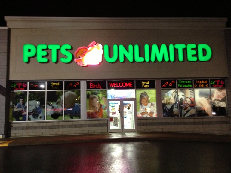 RCMP tell Global News that around 7 p.m. on Monday, a white man in his 30s walked into the Pets Unlimited at Bedford Commons and walked out with a parrot.