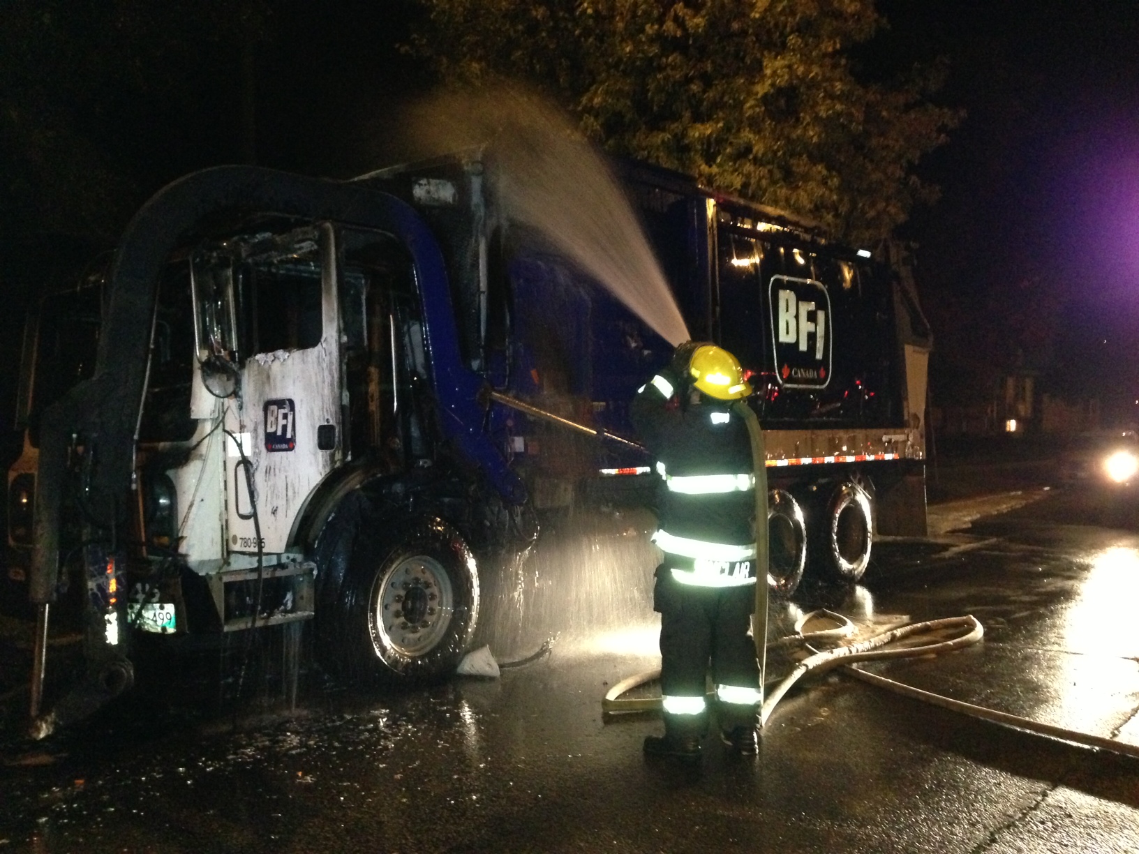 Fire crews battle garbage truck blaze - Winnipeg | Globalnews.ca