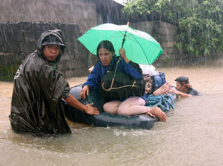 Soldiers rescue trapped residents at Subic township, Zambales province, northwest of Manila, Philippines Monday, Sept. 23, 2013 following flooding due to heavy rains brought about by Typhoon Usagi. (Photo credit: AP Photo)