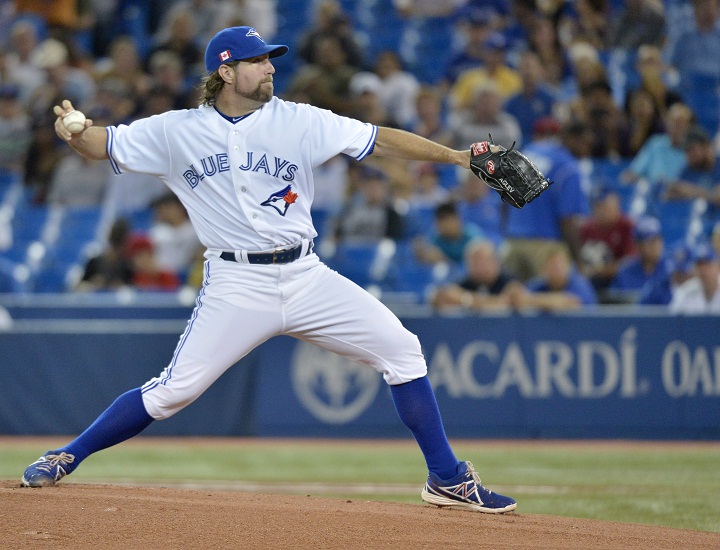 Blue Jays' R.A. Dickey wins Gold Glove