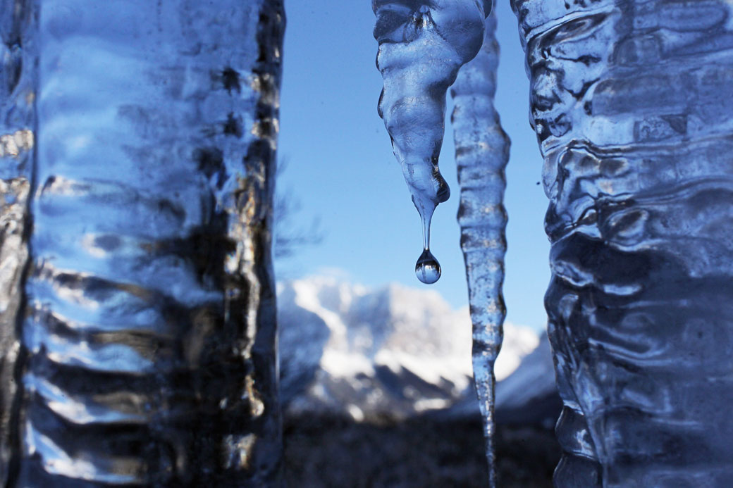Топла мокра бурна прогноза за времето за Южното крайбрежие на