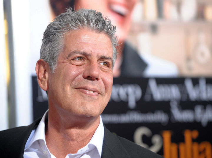 Celebrity chef Anthony Bourdain took to his personal Twitter account on Monday to criticize other chefs who signed their names to an anti-seal hunt campaign. 