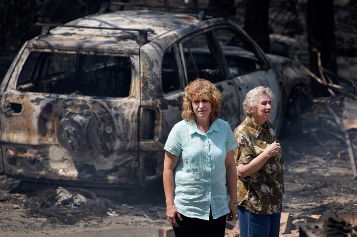Leanne Brown and her mother Rosemary Booth inspect the remains of her home following severe bush fires on October 18, 2013 in Winmalee, Australia. (Photo credit: Getty Images)