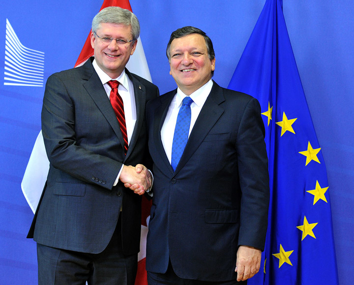 European Commission President Jose Manuel Barroso (R) welcomes Canadian Prime Minister Stephen Harper (L) before a meeting to finalise a free-trade accord on October 18, 2013 at the EU headquarters in Brussels.