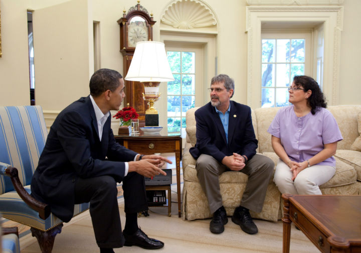 U.S. President Barack Obama (L) meets with Richard Phillips (C), captain of the U.S. cargo ship Maersk Alabama that was hijacked by pirates off the Sudanese coast, and his wife Andrea in the Oval Office of the White House on May 9, 2009 in Washington, DC. (Photo by Pete Souza/The White House via Getty Images)