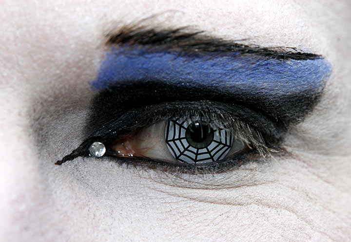 Eye health professionals in Canada are warning that cosmetic contact lenses, which change the appearance of your eyes, may lead to permanent vision loss.