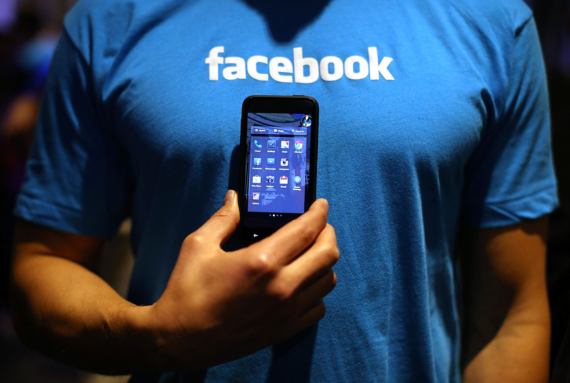 Facebook stock surges as mobile ads power profits - image