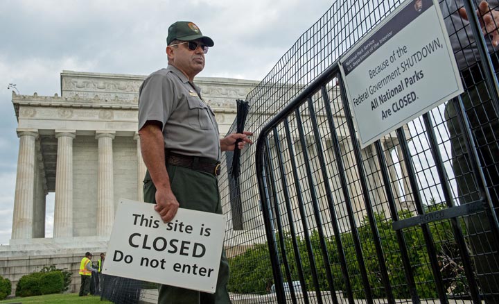 U.S. Park Service workers fence off the closed Lincoln Monument in Washington, DC, October 1, 2013 , as the first U.S. Federal government shutdown since 1995 begins. 
