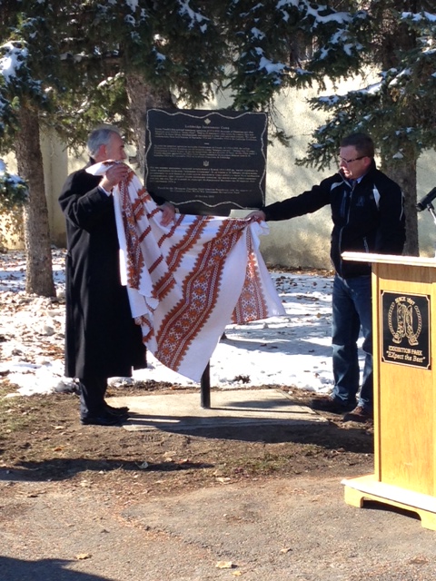 Organizers unveil a plaque dedicated to Ukrainian Canadians held in internment camps during the First World War.