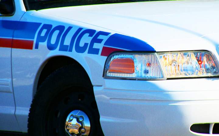 A suspect in possession of methamphetamine apprehended while waiting for a cab.