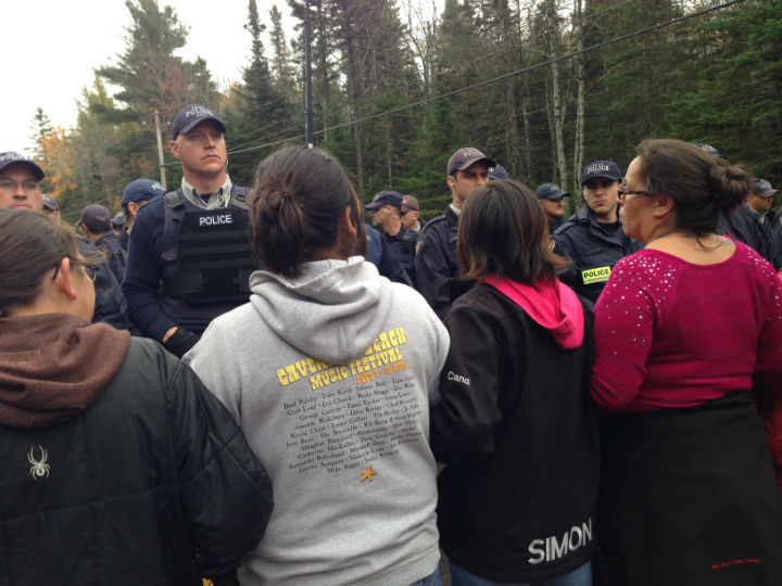 40 Arrested, Police Vehicles Burned As RCMP Clash With N.B. Shale Gas ...