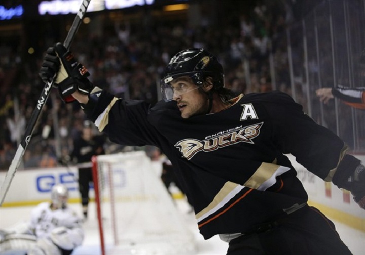 Jets fans voiced their appreciation for Teemu Selanne, who began his NHL career with Winnipeg in 1992-93 by setting rookie records of 76 goals and 132 points.
