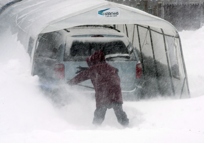 A senior citizen living in Côte St-Luc is fighting to put up a tempo in his driveway throughout the winter months. 