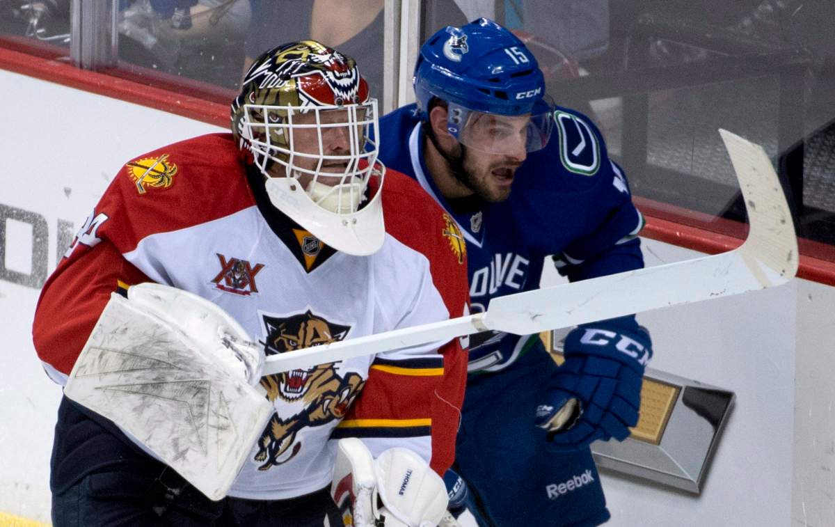Vancouver Canucks center Brad Richardson fights for control of the puck with Florida Panthers goalie Tim Thomas during second period action. THE CANADIAN PRESS/Jonathan Hayward.