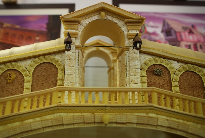 A model of the Rialto Bridge made from Italian pasta, biscuits and crackers. (Peter Macdiarmid/Getty Images)