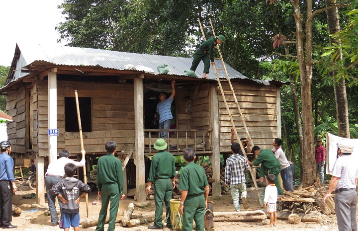 Soldiers help to reinforce a house in preparation for the arrival of the super typhoone Haiyan at a village in the central province of Quang Tri on November 9, 2013. 