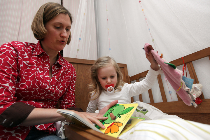 It appears parents and children aren't eager to give up on the time-honoured tradition of flipping through paper books in favour of swiping around in digital content.