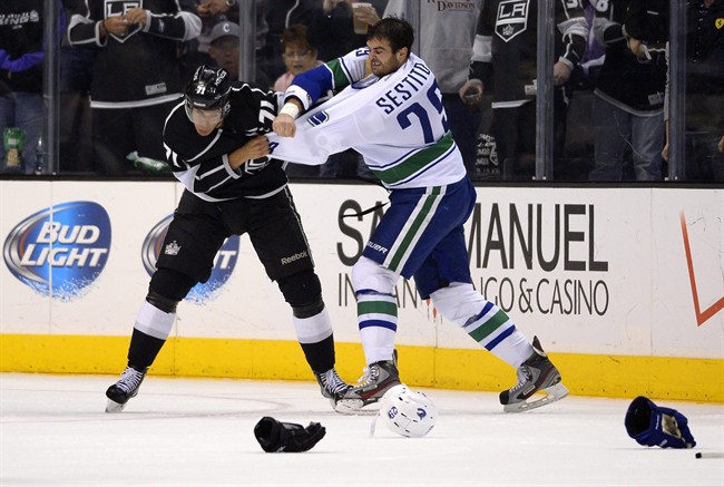 Carter's 2 goals help Kings beat Canucks 5-1