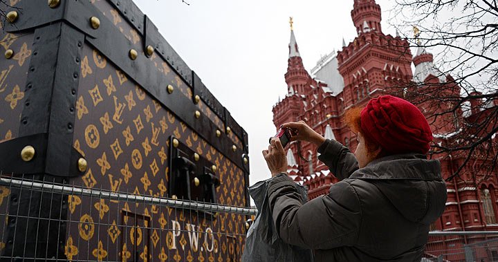 Russians not amused by giant Louis Vuitton suitcase in Moscow's