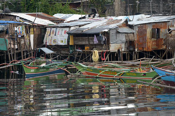 Fisherman’s outrigger are anchored on the shore of Manila bay as Typhoon Haiyan approached on November 7, 2013. (Photo credit: Getty Images)