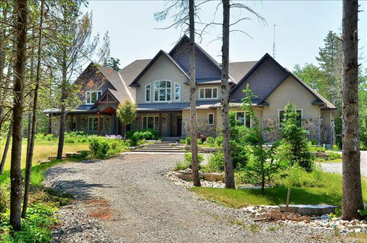 The one-time home of Carrie Underwood and Mike Fisher in Ottawa. (Courtesy Paul Rushforth Real Estate Inc.)