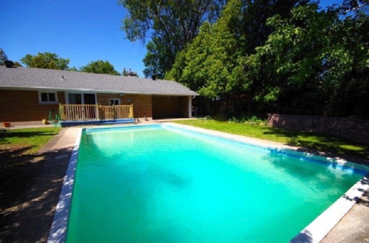 $415,000 Pierrefonds-Roxboro bungalow with Remax Royal.