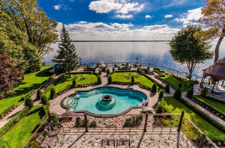 $8,500,000 Dorval mansion with RE/MAX 3000 Inc. 