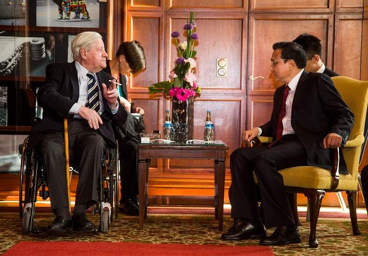 File photo - Chinese Prime Minister Li Keqiang (R) meets former German Chancellor Helmut Schmidt in the smoking lounge at InterContinental Berlin Hotel on May 27, 2013 in Berlin Germany.