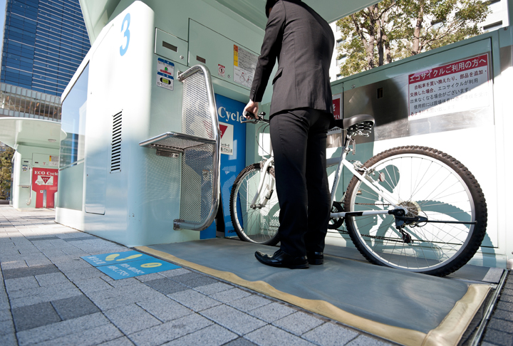 Users place their bicycles on a platform where the ECO Cycle system elevator doors hold the bicycle’s front wheel in position with a mechanical arm.(Photo credit: Keith Tsuji/Getty Images)