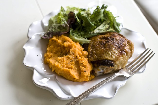 Healthy spinach-stuffed chicken thighs recipe