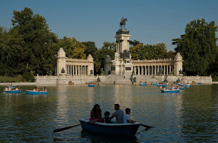People on rowboats at Retiro Park pond with Alfonso the Twelfth of Spain monument in the background on August 26, 2013 in Madrid, Spain. (Photo by Gonzalo Arroyo Moreno/Getty Images)