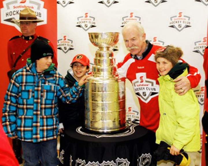 Scotiabank’s community hockey program surprises Kindersley, Sask. with Stanley Cup and NHL alumnus player.
